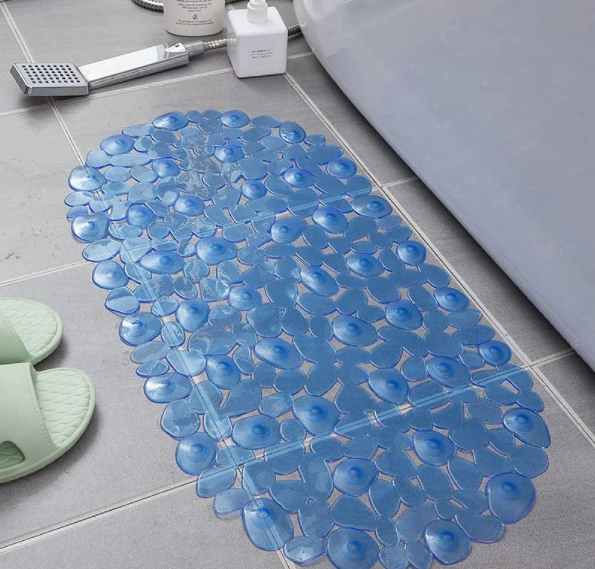 Memory foam mat with a pebble-shaped embossed pattern