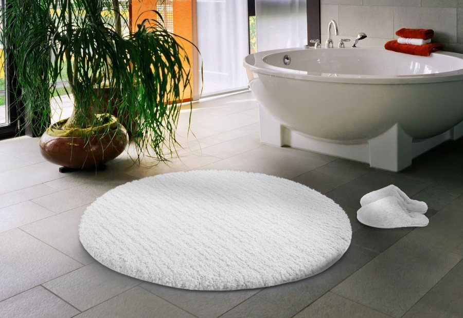 Soft floor mat in a cosy bathroom